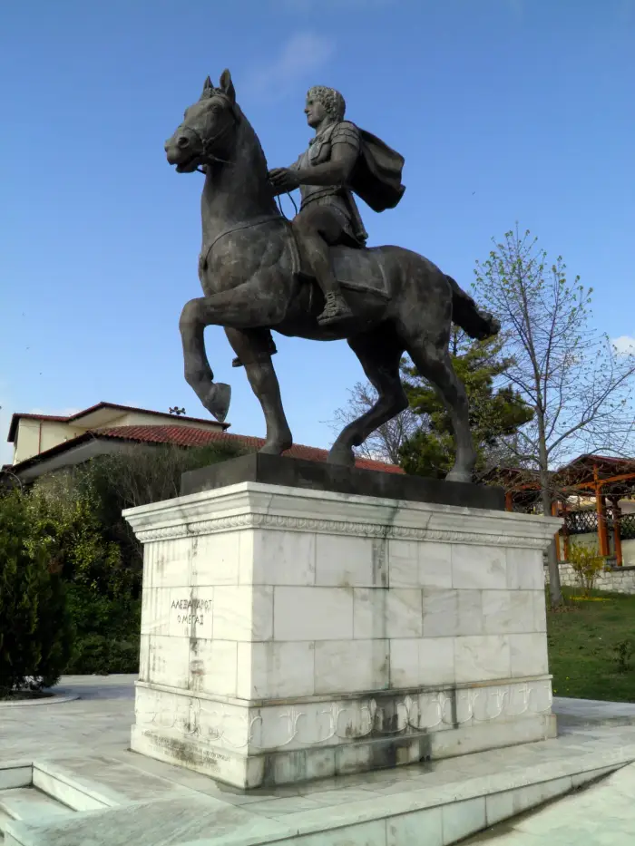 Estatua de Alejandro Magno montando a Bucéfalo en la plaza de Pella, Macedonia