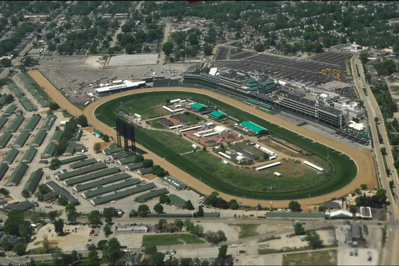 Churchill Downs con sus torres gemelas, el hipódromo del Kentucky Derby que ganó Fusaichi Pegasus en 2000