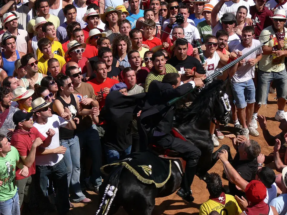 Juego de la ensortilla a caballo en las fiestas de Sant Joan de Ciutadella