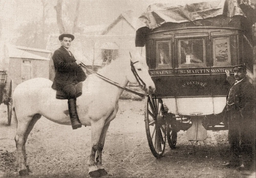 Diligencia tirada por un caballo tordo en Normandía hacia 1900