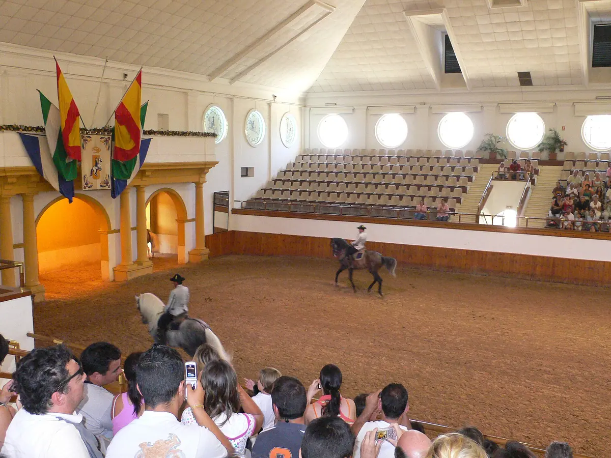Exhibición de caballos en la Real Escuela Andaluza del Arte Ecuestre de Jerez