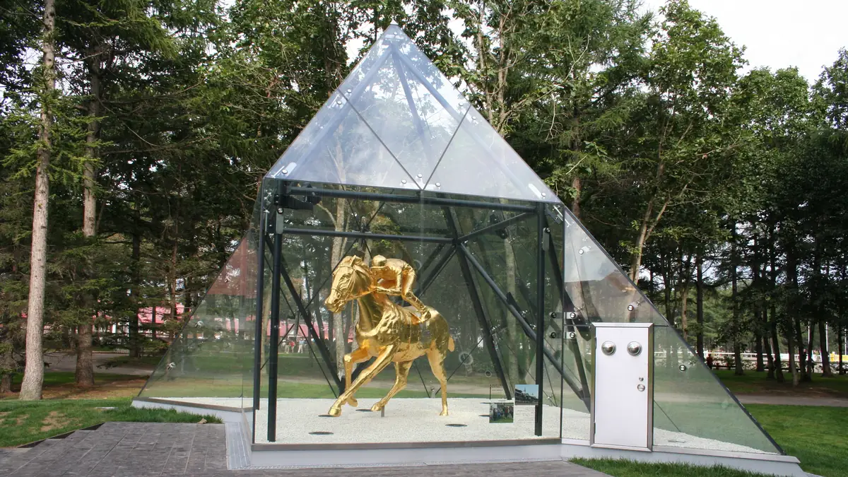 Estatua dorada de Fusaichi Pegasus, el caballo más caro del mundo